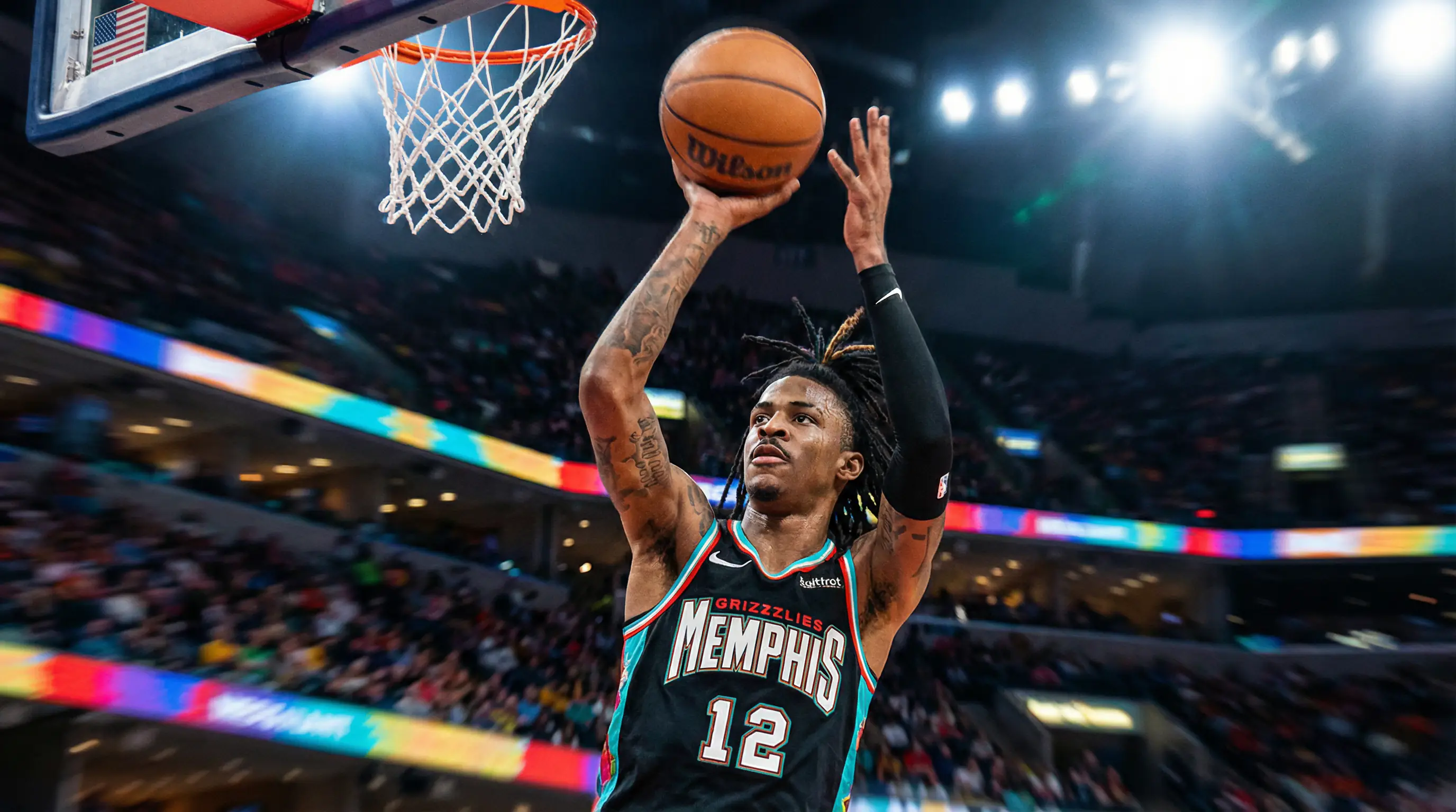 Mecz koszykówki NBA z zawodnikiem rzucającym do kosza