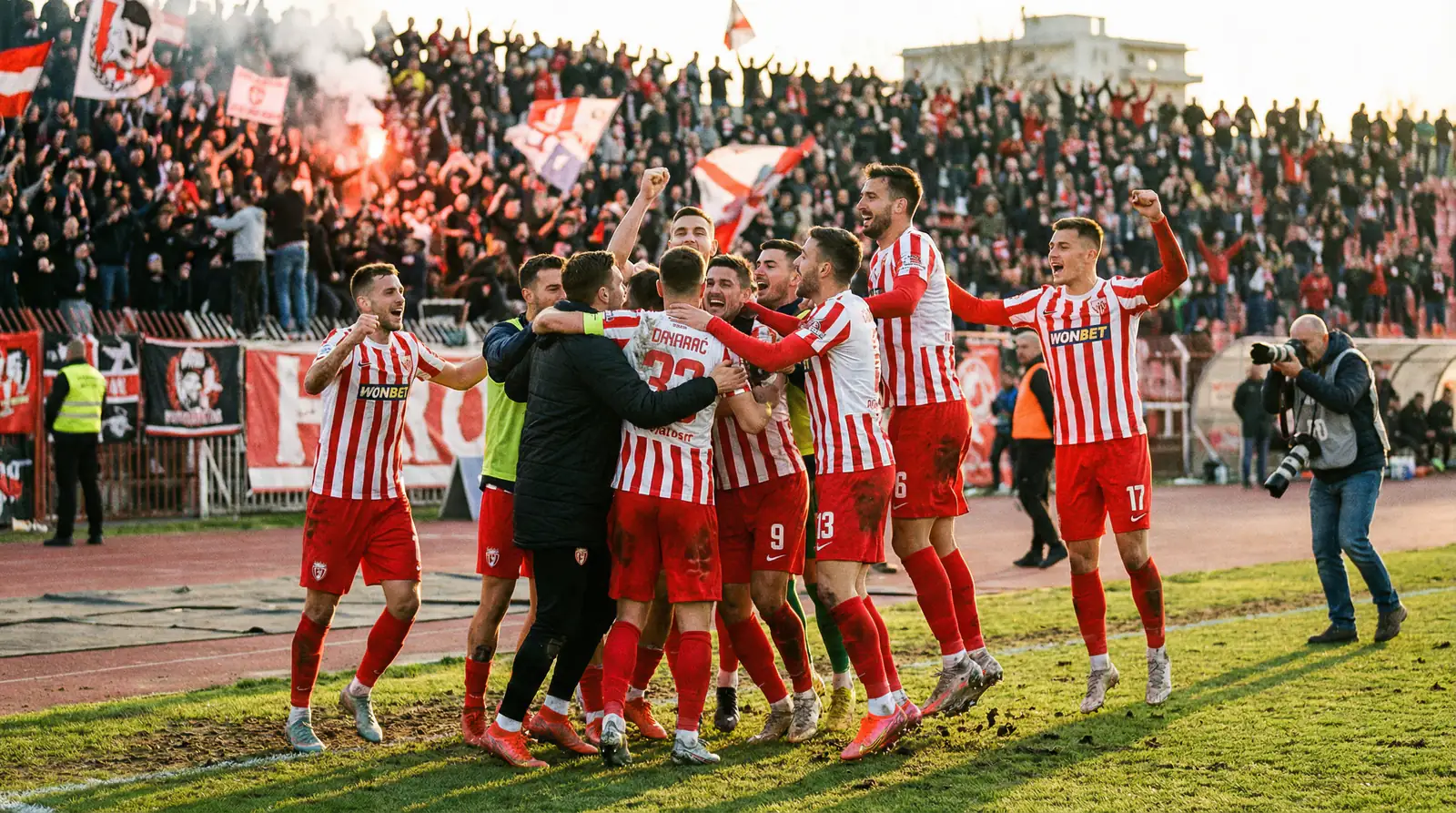Drużyna piłkarska celebrująca zdobycie bramki na stadionie